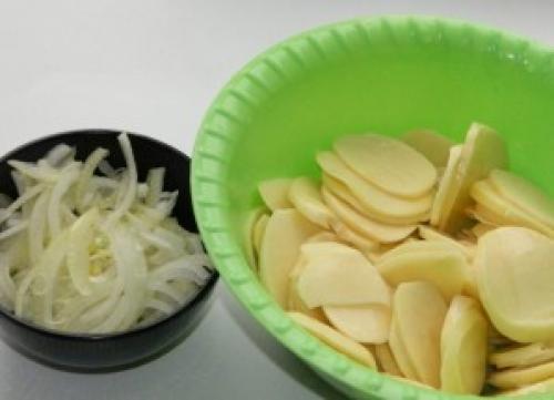 Какое количество порций обычно получается из одной приготовленной порции знаменитого картофеля с мясом по-французски. Мясо по-французски с картошкой в духовке