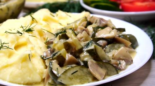 Грибной соус с солеными огурцами. Огурцы с грибами в сметане: необычная, но очень вкусная подлива
