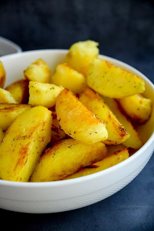 Картошка по-деревенски на сковороде. Картофель по-деревенски на сковороде — идеальный гарнир к любому блюду