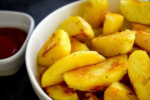 Картошка по-деревенски на сковороде. Картофель по-деревенски на сковороде — идеальный гарнир к любому блюду