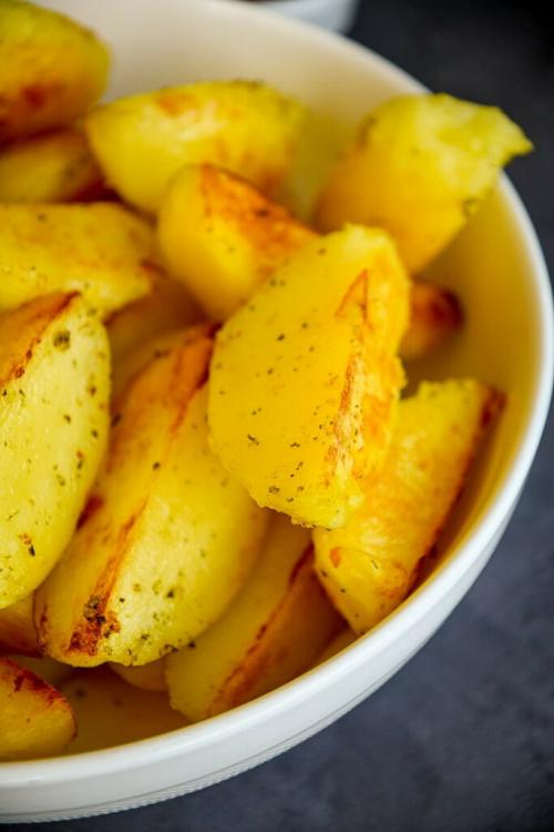 Картошка по-деревенски на сковороде. Картофель по-деревенски на сковороде — идеальный гарнир к любому блюду