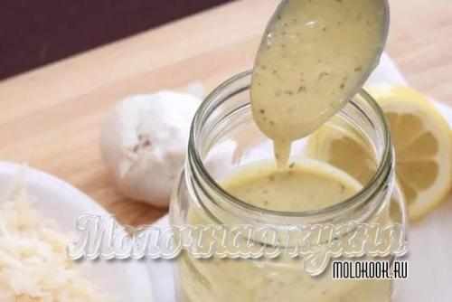 Соус для цезаря с солеными огурцами. Готовим классический соус для салата Цезарь (с курицей или семгой) – понятный и простой рецепт знаменитой заправки в домашних условиях