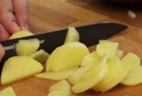 6) Какие варианты добавления мяса или овощей к картофелю по-французски можно предложить. Как приготовить картошку по-французски в духовке с мясом