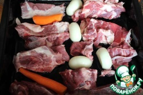 Красный соус с луком и огурцами