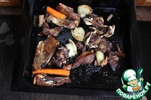 Красный соус с луком и огурцами