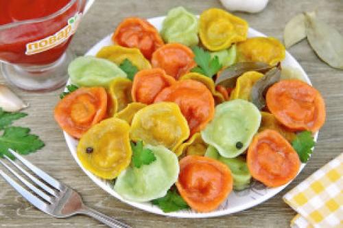 Какой секрет приготовления зеленого теста для пельменей. Цветные пельмени