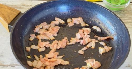 Карбонара с беконом. Рецепт пасты Карбонара с беконом и сливками без яиц