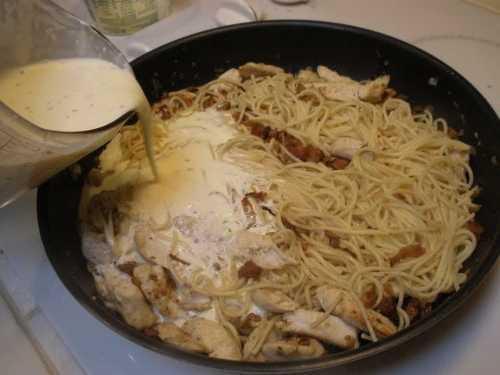 Паста Карбонара 1 порция. Паста Карбонара с курицей в сливочном соусе