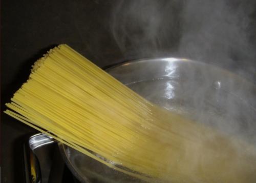 Карбонара с беконом. Рецепт пасты Карбонара с беконом и сливками без яиц