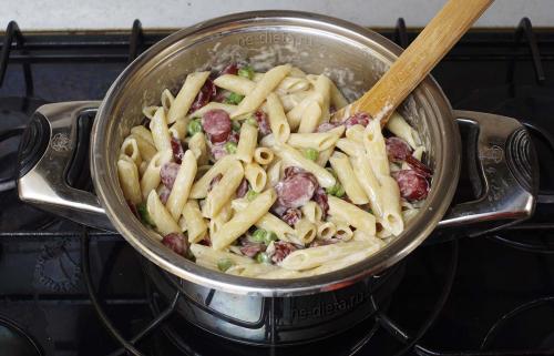 Паста карбонара с колбасками. Как приготовить пасту с охотничьими колбасками в сливочном соусе — рецепт очень простой и вкусной пасты с пошаговыми фото