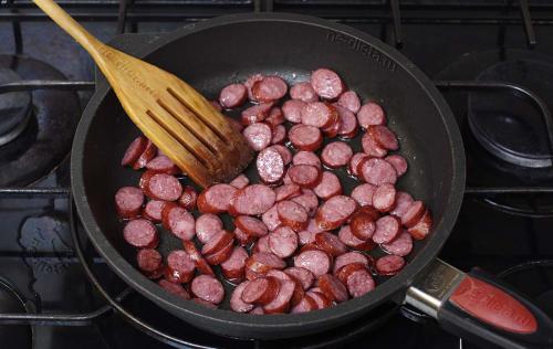 Паста карбонара с колбасками. Как приготовить пасту с охотничьими колбасками в сливочном соусе — рецепт очень простой и вкусной пасты с пошаговыми фото